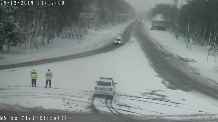 NINGE în Moldova. Pe mai multe drumuri din ţară se circulă în condiţii de iarnă. Şoferii, îndemnaţi să fie precauţi (FOTO)