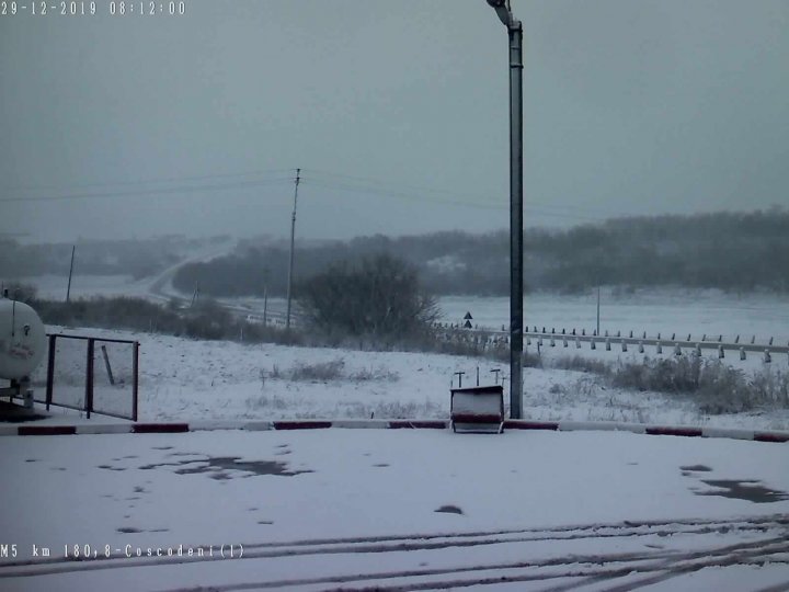 NINGE în Moldova. Pe mai multe drumuri din ţară se circulă în condiţii de iarnă. Şoferii, îndemnaţi să fie precauţi (FOTO)