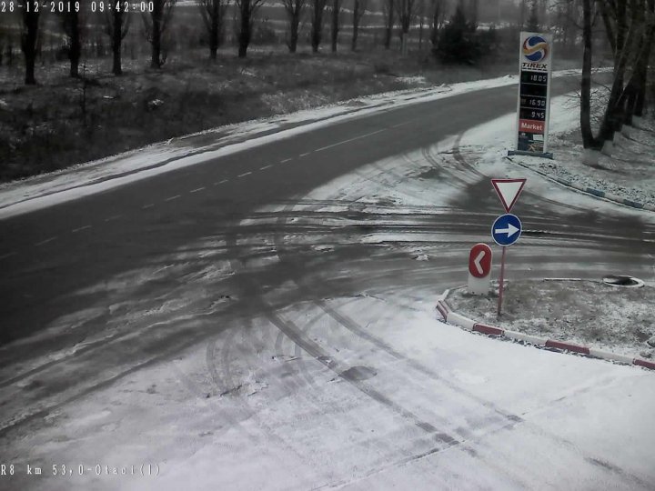 NINGE în nordul Moldovei. Pământul este acoperit de un strat subţire de zăpadă (FOTO)