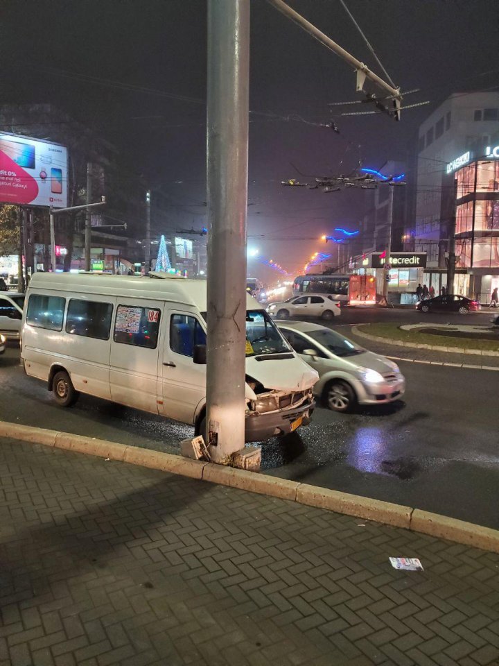 IMPACT VIOLENT pe o stradă din Capitală. Un microbuz de linie a ajuns într-un pilon (VIDEO/FOTO)