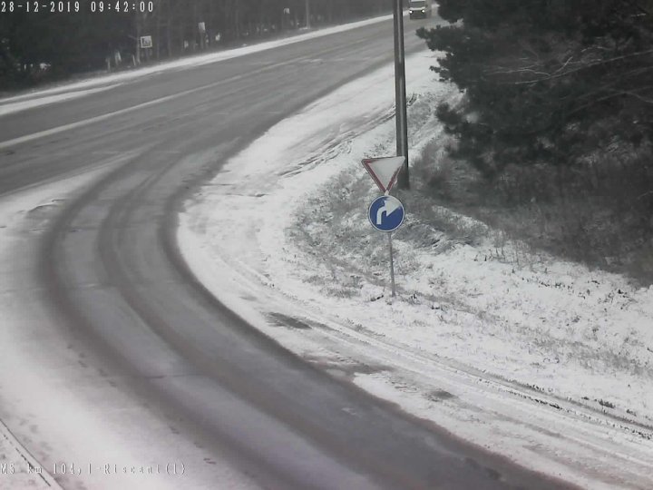 NINGE în nordul Moldovei. Pământul este acoperit de un strat subţire de zăpadă (FOTO)