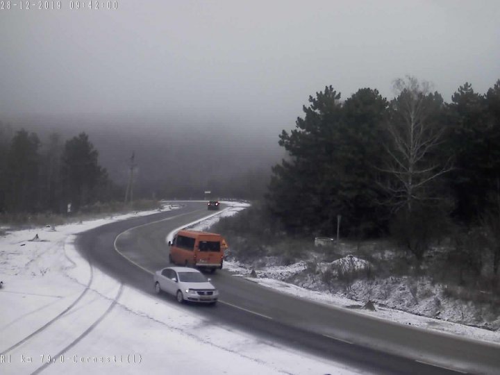 NINGE în nordul Moldovei. Pământul este acoperit de un strat subţire de zăpadă (FOTO)