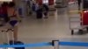 Incredibil! O femeie dezbrăcată, surprinsă în aeroport (VIDEO)