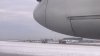 Momentul în care o roată de la şasiu cade în timpul decolării unui avion (VIDEO)