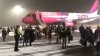 PANICĂ pe un aeroport din Ungaria. Un avion plin cu români a fost evacuat în urma unei alarme de incendiu la bord (VIDEO)