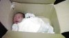 Un bebeluș de trei zile, găsit într-o cutie din carton, într-o casă abandonată 