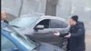 Un şofer din Capitală, surprins cum merge pe contrasens şi peste oameni. REACŢIA conducătorului auto (VIDEO)
