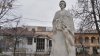 Statuia lui Eminescu din Galaţi, păzită zi și noapte. Aproape în fiecare an, înainte de 15 ianuarie, mâna muzei poetului dispare