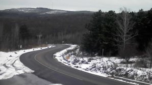 Noaptea trecută, în mai multe localităţi din ţară a nins. Cum se circulă acum pe traseele naţionale 