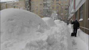 INCREDIBIL! O femeie din Rusia a căzut de la etajul 9 şi a scăpat fără vreo zgârâietură (VIDEO)