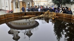 Scufundarea în apă de Bobotează este o tradiție bisericească sau din popor? Metropolia Basarabiei vine cu explicații