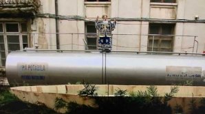 Spectacolul de Bobotează făcut de unii preoţi din România: Se caţără pe cisterne sau sfinţesc bazinele staţiilor de epurare (VIDEO)