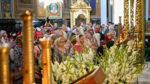 Creştinii ortodocşi de stil vechi îl cinstesc astăzi pe Sfântul Ioan Botezătorul, cel mai important și venerat proroc