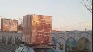 IMAGINI VIRALE: Cum e cărată cărămida pe străzile din București. "Ia uitați ce a pus ăsta pe Skoda" (VIDEO)