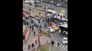 Ultimul drum, pe drumul greşit. Imagini incredibile filmate într-o intersecţie aglomerată din Bucureşti (VIDEO)
