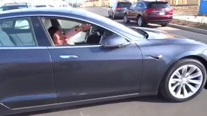 REACŢIA unei femei, după ce mașina în care se afla pornește fără şofer (VIDEO)