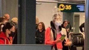 Măsură anti-coronavirus pe aeroport: Bidonul de apă pus pe cap (GALERIE FOTO)
