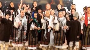 Cete de urători şi semănători din ansamblul "Băştinaşii" au venit în platoul Publika TV 