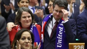 Moment emoţionant: Europarlamentarii britanici şi-au luat rămas bun ţinându-se de mâini şi cântând cu ”ochii în lacrimi” 