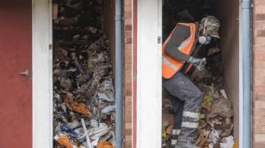 Bărbat găsit mort printre tonele de gunoaie din casă. Vecini: "Ciudat, l-am văzut într-un Bentley"