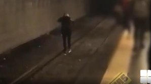 Momentul în care o tânără este salvată de la moarte, după ce s-a pus în faţa unui tren (VIDEO)