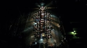 Ceva neobişnuit: Sute de automobiliști şi-au aliniat bijuteriile pe patru roţi pentru a forma un brad imens