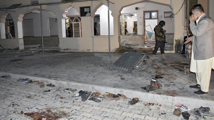 Atentat cu bombă într-o moschee din Pakistan: Cel puţin 13 persoane au fost ucise