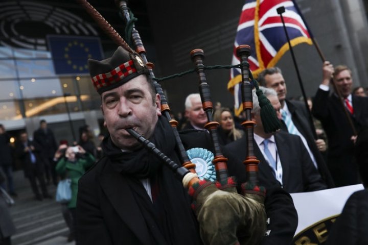 Brexitul, în sunet de cimpoi. Eurodeputații britanici au părăsit definitiv Parlamentul European (FOTO/VIDEO)