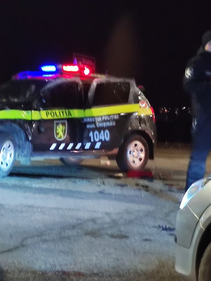 Accident violent în Capitală. Un echipaj al poliţiei s-a ciocnit cu un alt autoturism (FOTO/VIDEO)