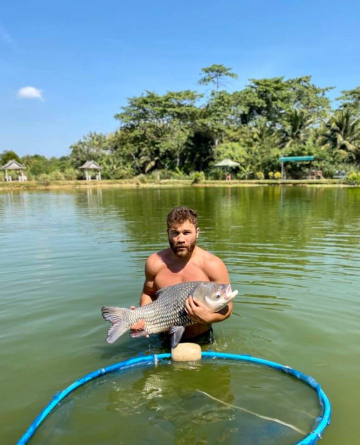 Cuţelaba, la pescuit cu fiica. Luptătorul a prins doi peşti uriaşi în Thailanda (FOTO)