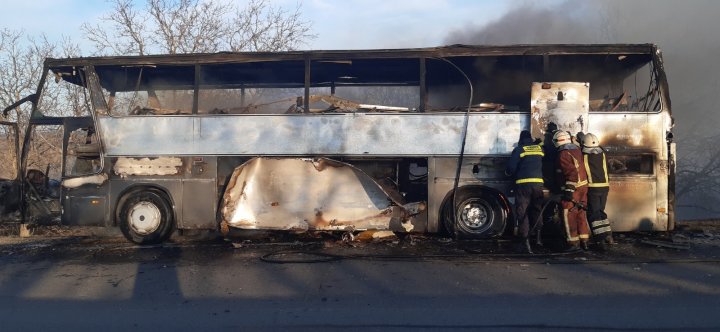 Un autocar s-a aprins din mers şi a ars ca o torţă (VIDEO)