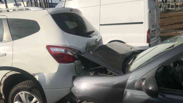 Accident violent la intrarea în Chişinău. O persoană a avut nevoie de îngrijiri medicale 