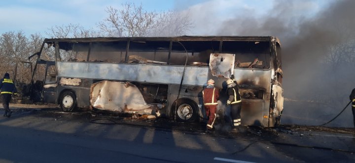 Un autocar s-a aprins din mers şi a ars ca o torţă (VIDEO)