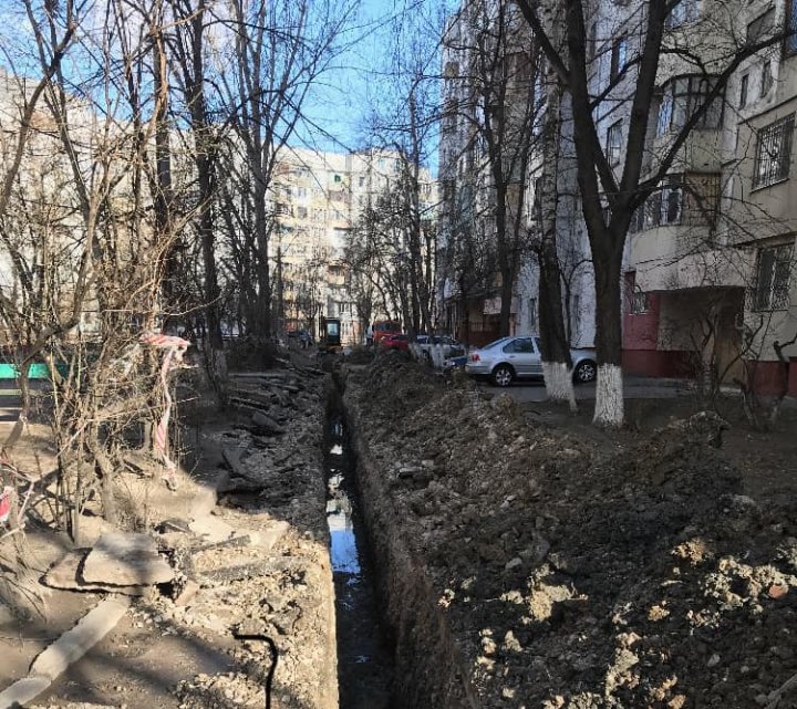 Mai mulți șoferi din Capitală au rămas blocați după ce curtea casei s-a transformat în şantier (FOTO)