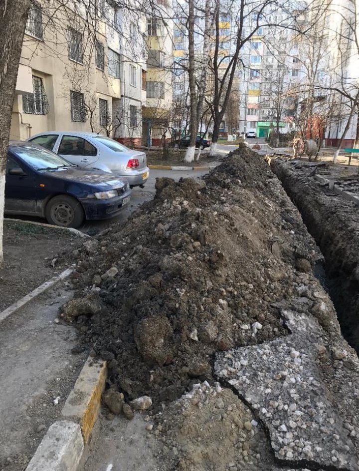 Mai mulți șoferi din Capitală au rămas blocați după ce curtea casei s-a transformat în şantier (FOTO)