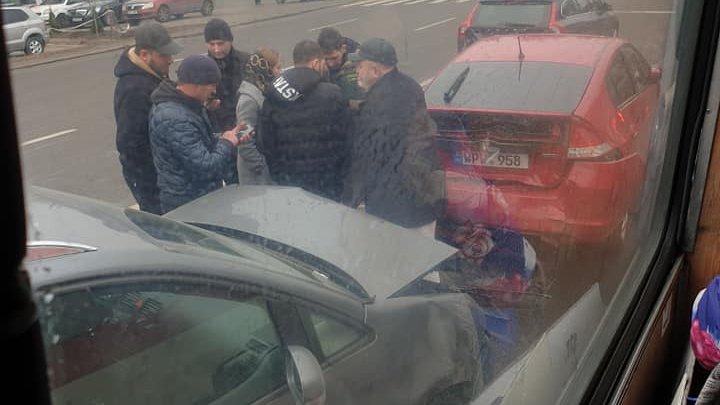 Accident în lanţ în sectorul Buiucani din Capitală. Patru automobile s-au tamponat violent (FOTO)