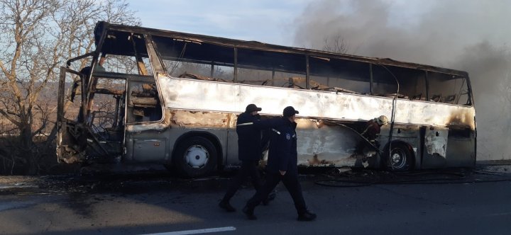 Un autocar s-a aprins din mers şi a ars ca o torţă (VIDEO)