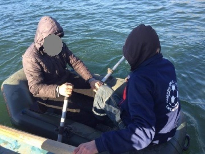 Braconaj pe lacul Dubăsari. Inspectorii de mediu au descoperit peste 40 de kg de peşte inclus în Cartea Roşie, în stare de putrefacție (FOTO)