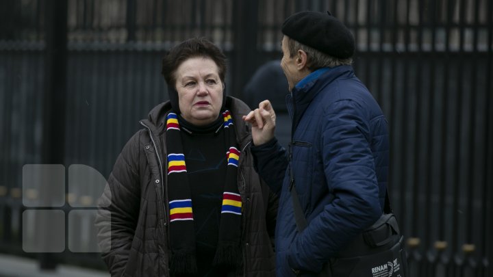 Flashmob în faţa Preşedinţiei. Unioniştii au adus lumânări şi au ţinut un minut de reculegere (FOTOREPORT)