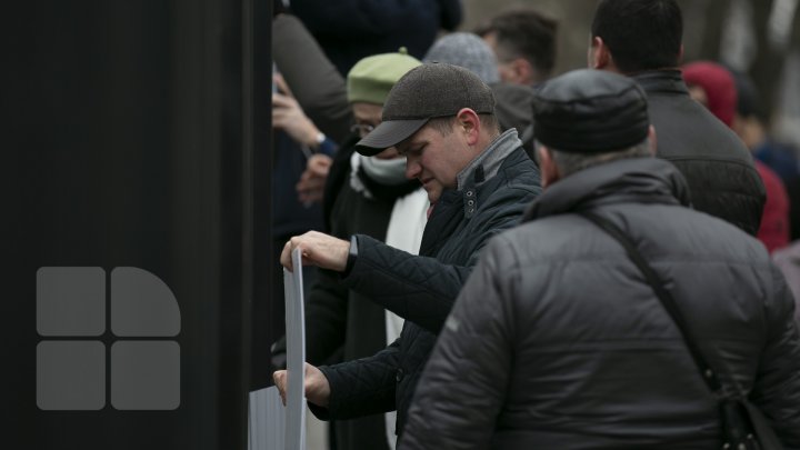 Flashmob în faţa Preşedinţiei. Unioniştii au adus lumânări şi au ţinut un minut de reculegere (FOTOREPORT)