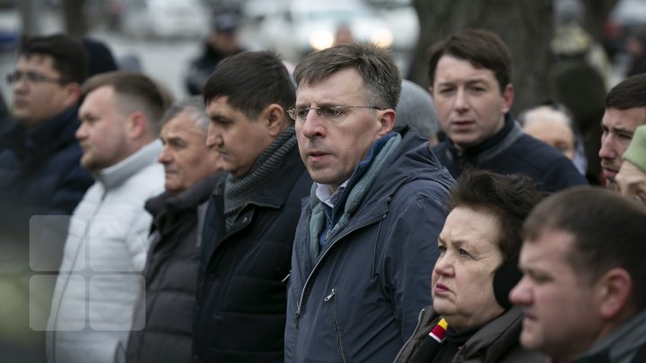 Flashmob în faţa Preşedinţiei. Unioniştii au adus lumânări şi au ţinut un minut de reculegere (FOTOREPORT)