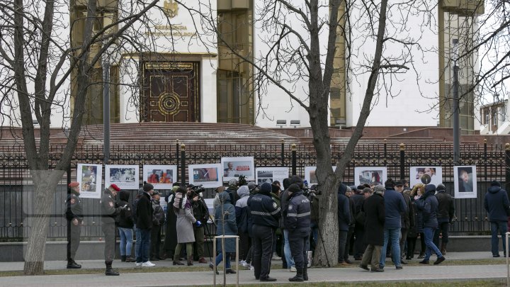 Flashmob în faţa Preşedinţiei. Unioniştii au adus lumânări şi au ţinut un minut de reculegere (FOTOREPORT)