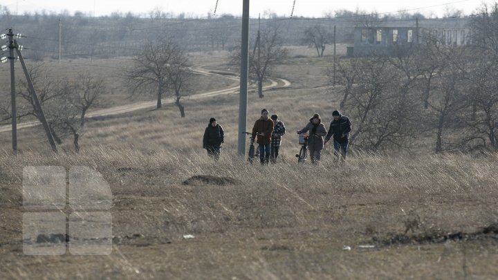 PROTEST la Anenii Noi. Oamenii din satul Delacău nu vor să fie deschisă o nouă carieră de nisip (FOTOREPORT)