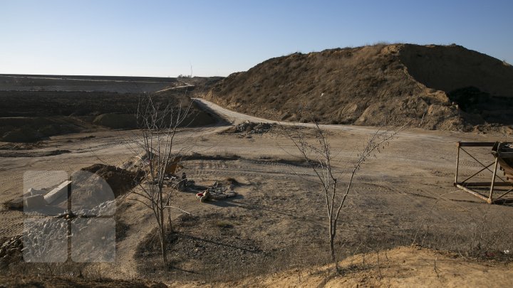 PROTEST la Anenii Noi. Oamenii din satul Delacău nu vor să fie deschisă o nouă carieră de nisip (FOTOREPORT)