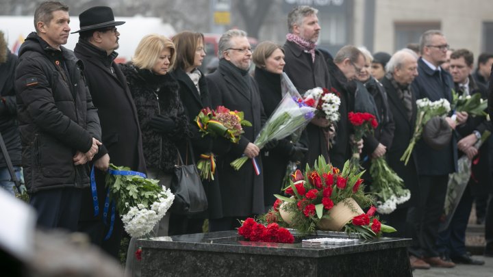 ECOUL HOLOCAUSTULUI. Oficiali şi oameni de rând au depus flori la monumentul "Victimelor Fascismului" din Capitală (FOTOREPORT)