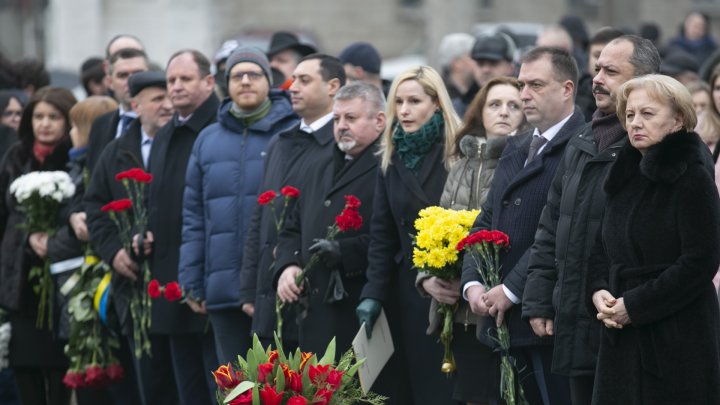 ECOUL HOLOCAUSTULUI. Oficiali şi oameni de rând au depus flori la monumentul "Victimelor Fascismului" din Capitală (FOTOREPORT)