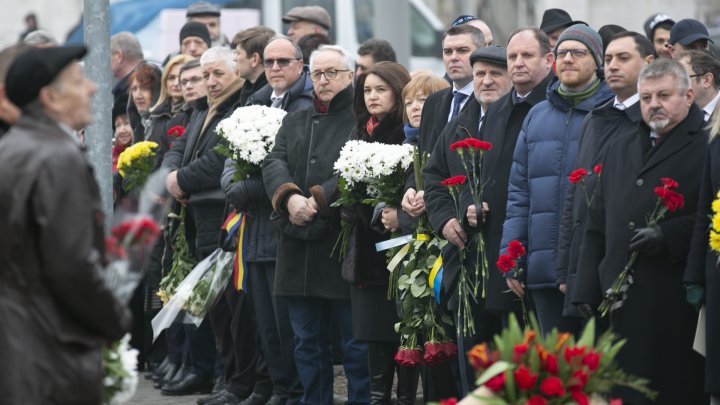 ECOUL HOLOCAUSTULUI. Oficiali şi oameni de rând au depus flori la monumentul "Victimelor Fascismului" din Capitală (FOTOREPORT)