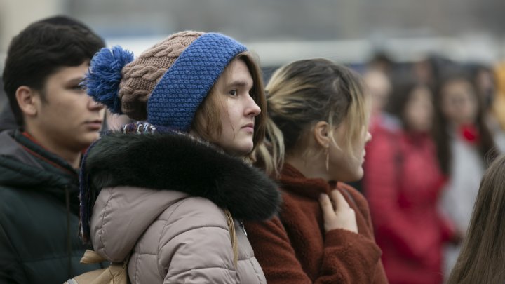 ECOUL HOLOCAUSTULUI. Oficiali şi oameni de rând au depus flori la monumentul "Victimelor Fascismului" din Capitală (FOTOREPORT)