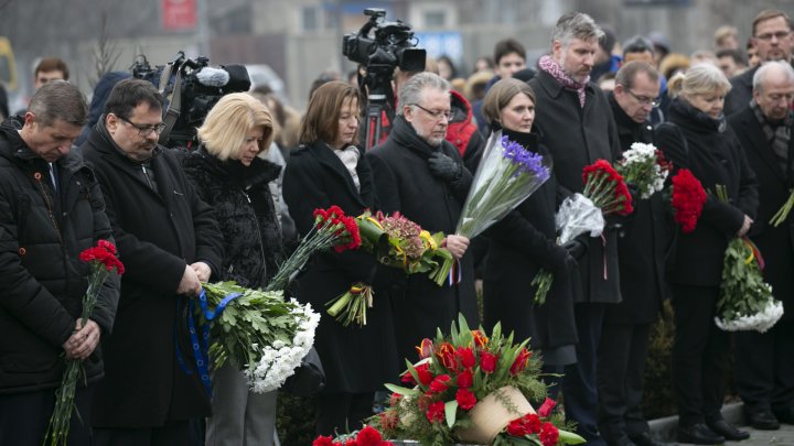 ECOUL HOLOCAUSTULUI. Oficiali şi oameni de rând au depus flori la monumentul "Victimelor Fascismului" din Capitală (FOTOREPORT)