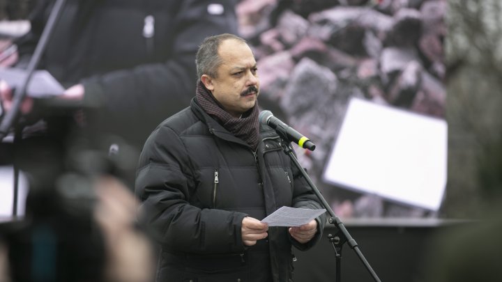 ECOUL HOLOCAUSTULUI. Oficiali şi oameni de rând au depus flori la monumentul "Victimelor Fascismului" din Capitală (FOTOREPORT)